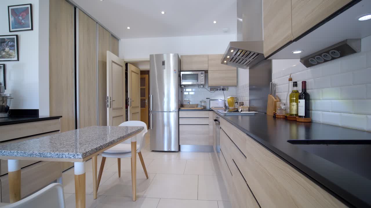 filmado mientras hacía una copia de seguridad de una cocina moderna