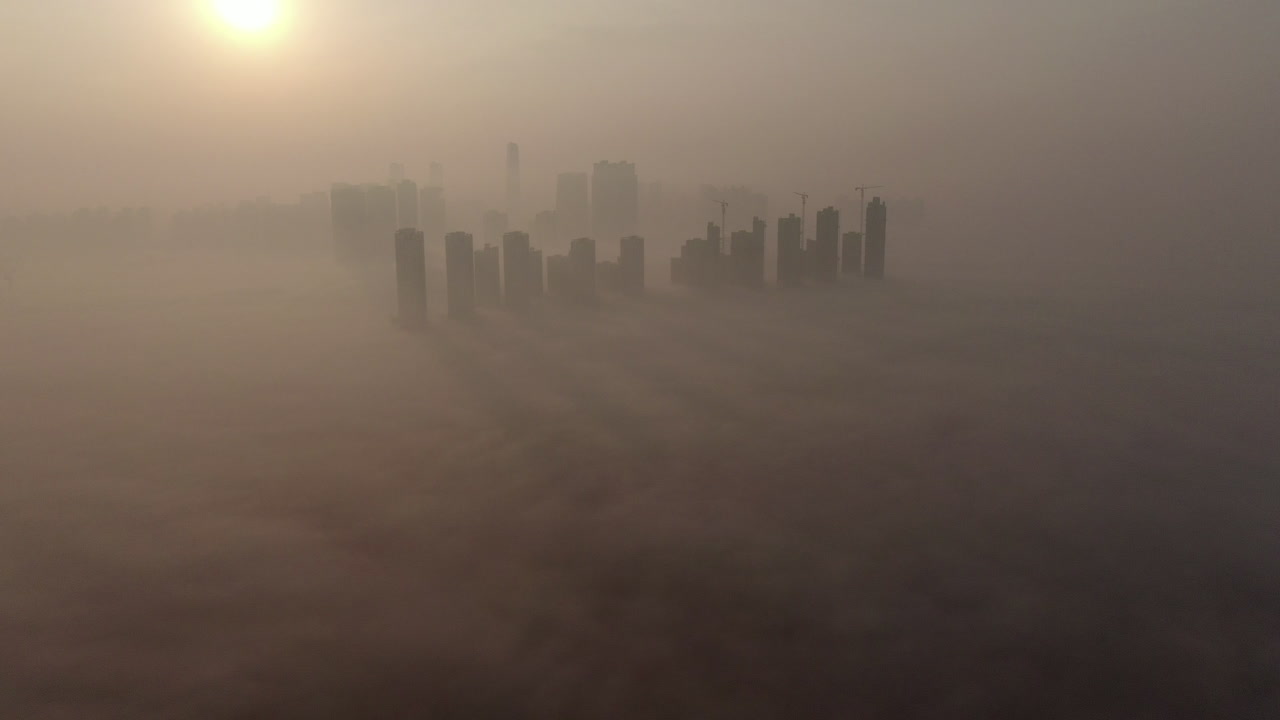 해가 뜨는 안개 속의 새로운 도시