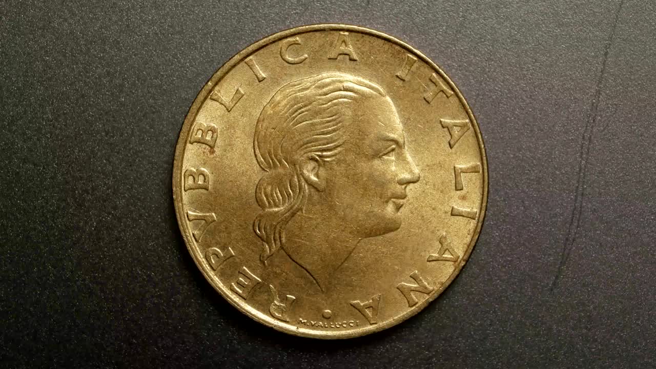 primer plano de monedas muy antiguas