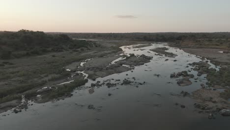 Ein-Saisonaler-Fluss-Fließt-Durch-Das-Felsige-Gebiet-Des-Südafrikanischen-Buschlandes