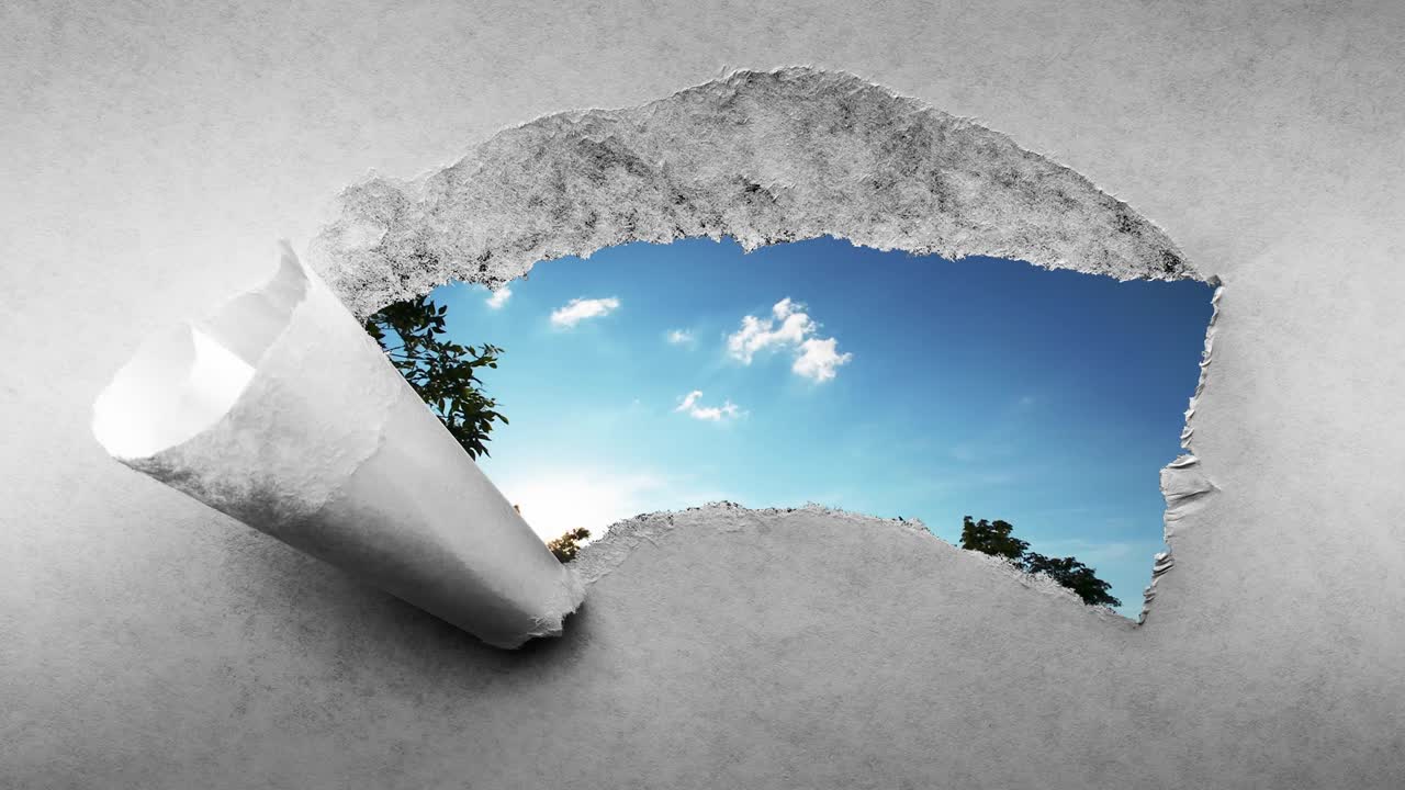 4k 타임  영상으로 푸른 하늘에서 빠르게 움직이는 구름이 오래된 레트로 그런지 빈티지 종이에 어진 가장자리를 가진 구을 통해 볼 수 있습니다.