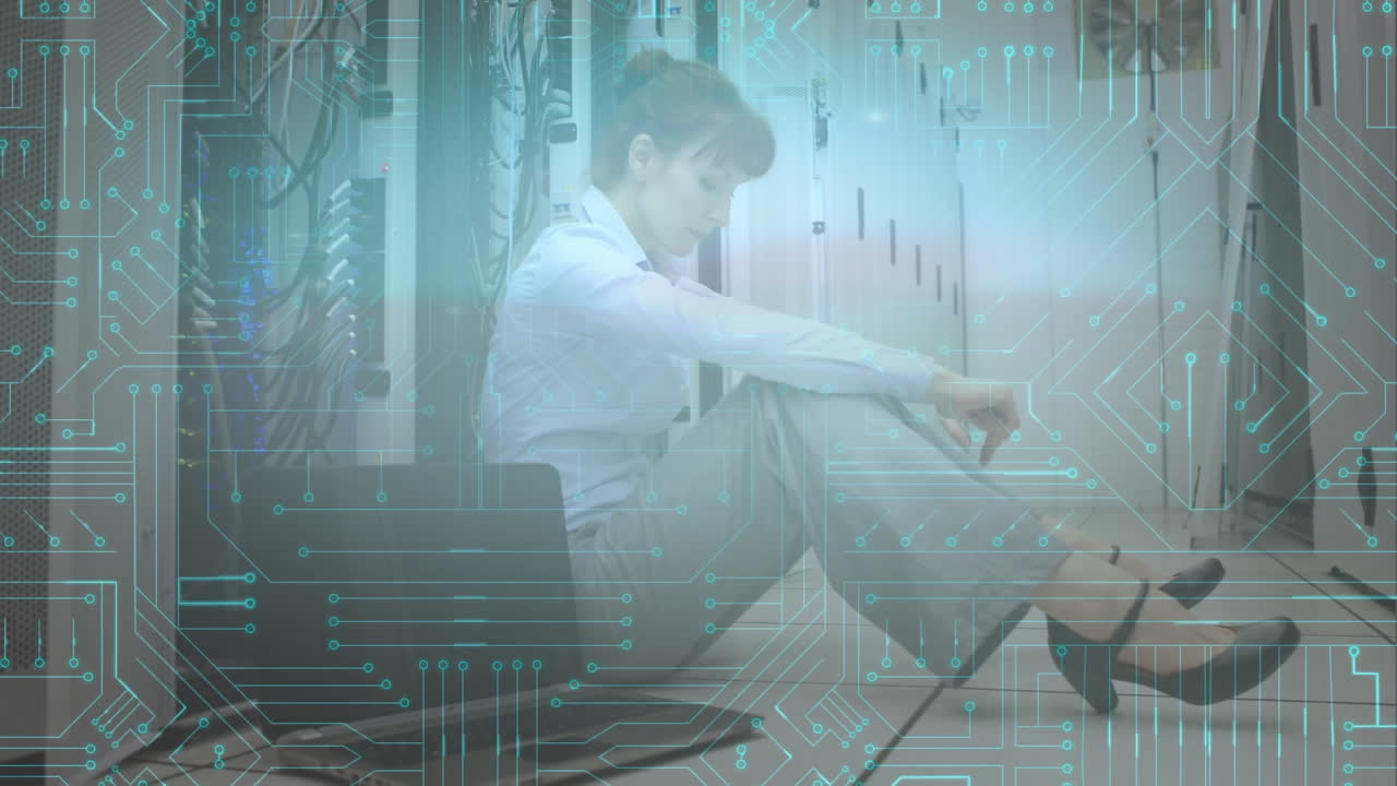 빛나는 메인보드가 전면으로 움직이는 동안 컴퓨터 서버 방에 앉아있는 걱정하는 여성