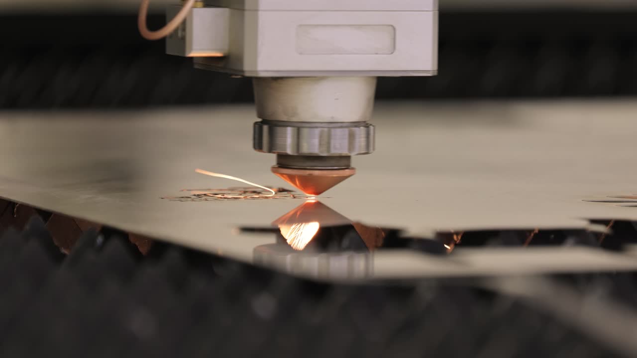 Taglio laser CNC di metallo, moderna tecnologia industriale.