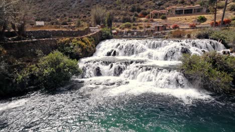 corriente de agua que fluye y cascada del distrito de huancaya en perú