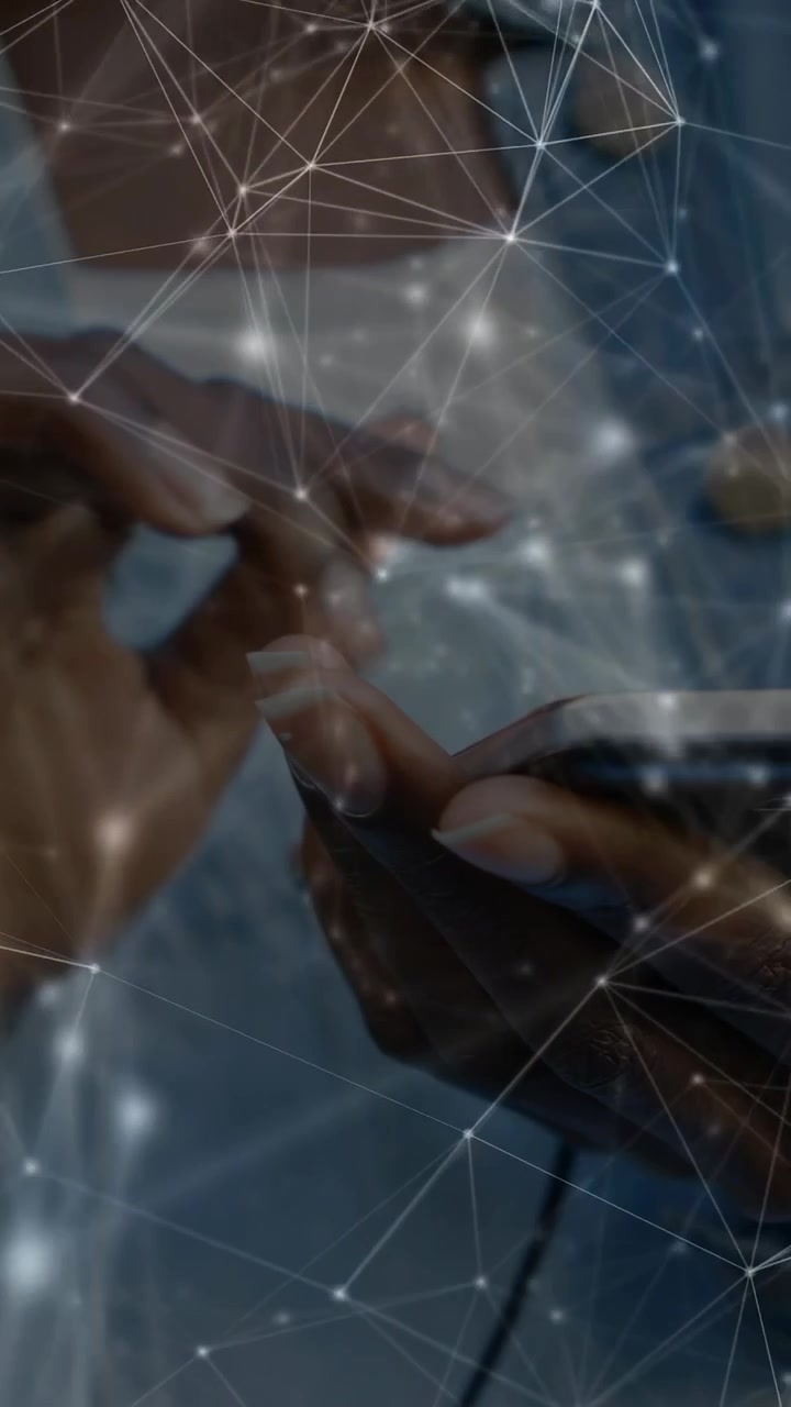 Donna che tocca lo schermo del telefono con il dito destro e allinea una sovrapposizione di rete tecnologica per la navigazione dell'app.