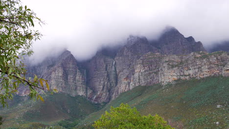 múltiples cascadas pequeñas en la ladera de la montaña después de fuertes lluvias, du toit&#39;s kloof, sudáfrica, toma de gran angular