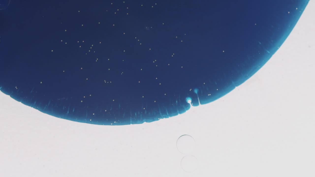 진한 파란색 물결이 흰색 프레임을 왼쪽에서 오른쪽으로 천천히 채우고 있습니다.