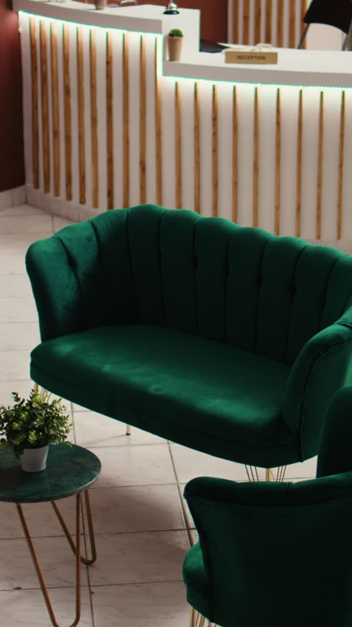 Elegante hall di hotel con divano in velluto verde