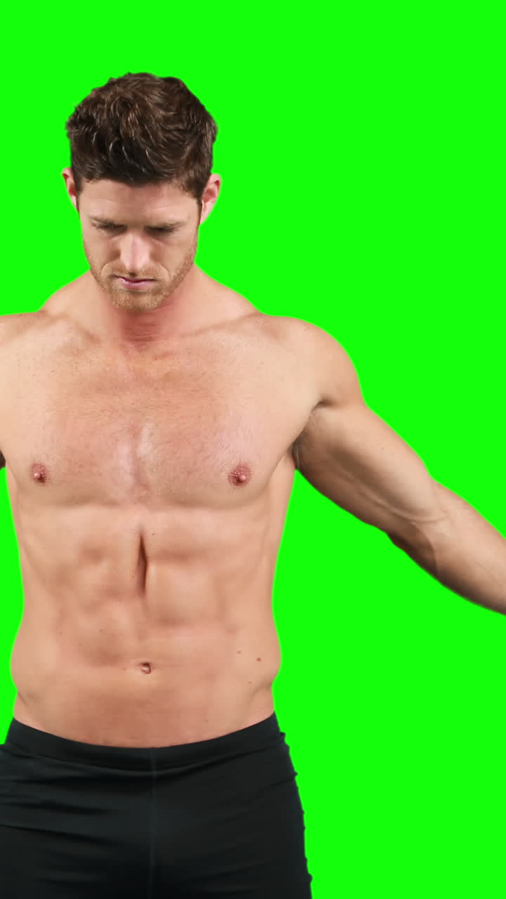 hombre musculoso flexionando sus músculos