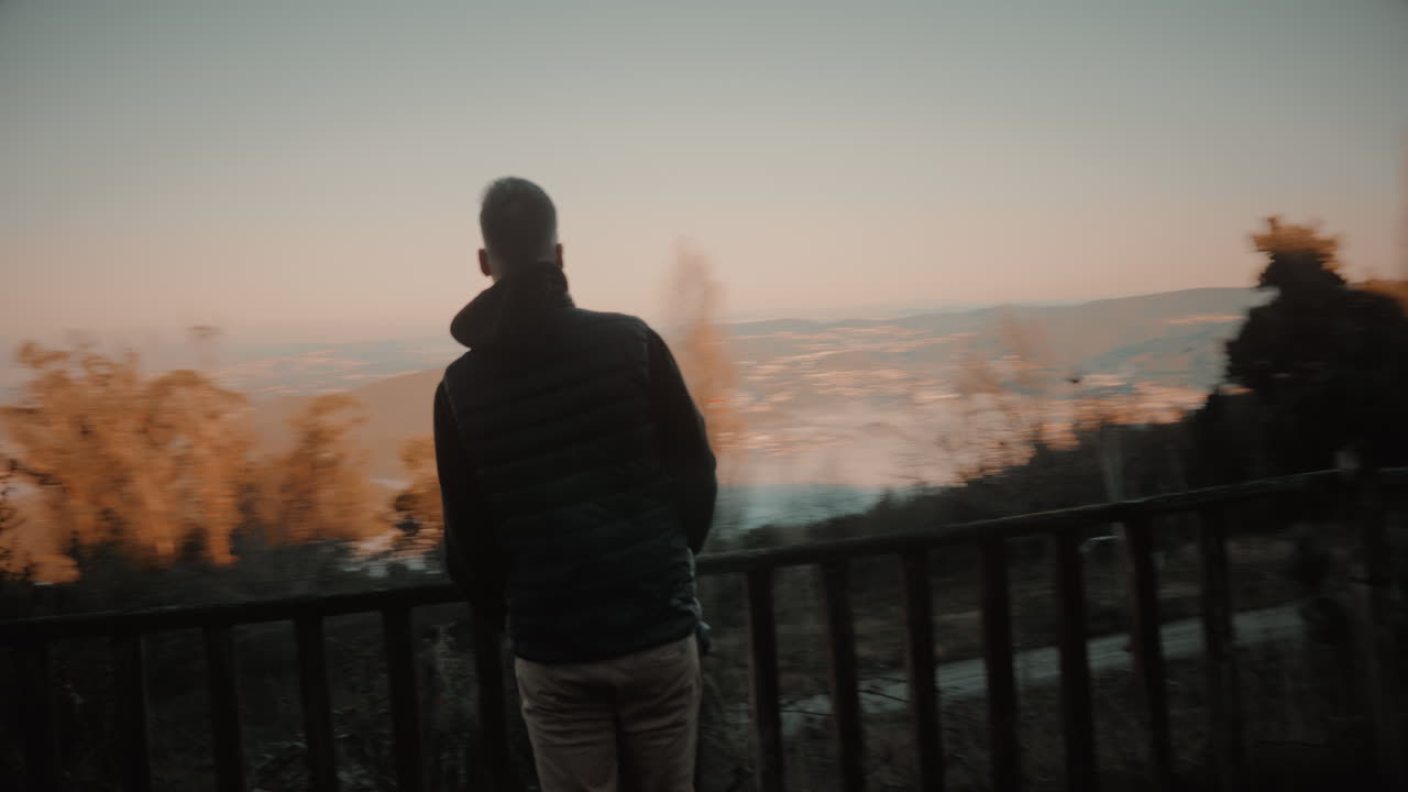 일출 안개 낀 가을 아침 안개로 뒤덮인 포르투갈 마을의 아름다운 풍경