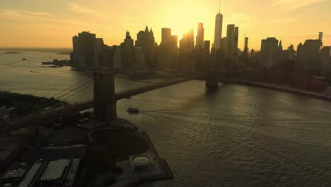 Stimmungsvoller-Sonnenuntergang-über-Den-Wolkenkratzern-Von-Manhattan-Und-Der-Brooklyn-Bridge-Im-Vordergrund