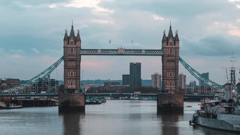 Zeitraffer-Des-Verkehrs-Beim-Anheben-Und-Absenken-Der-Tower-Bridge