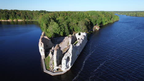 toma escénica de drones de las ruinas del castillo de koknese a continuación