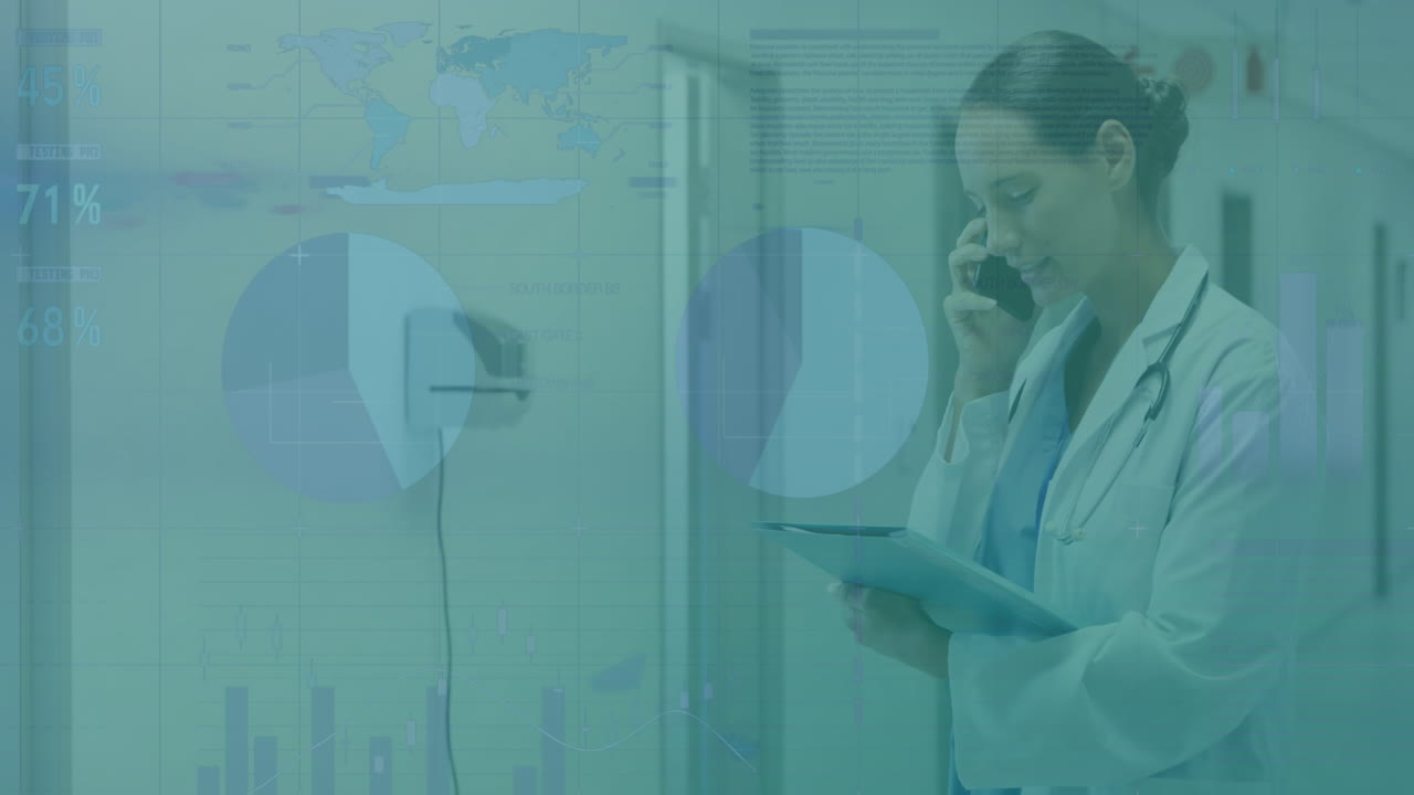 animación del procesamiento de datos sobre una doctora caucásica sonriente