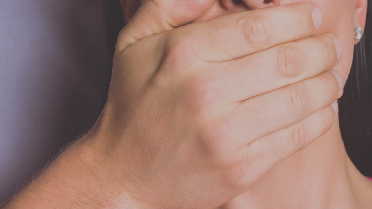 animación de un hombre caucásico cubriendo el rostro de una mujer con la mano
