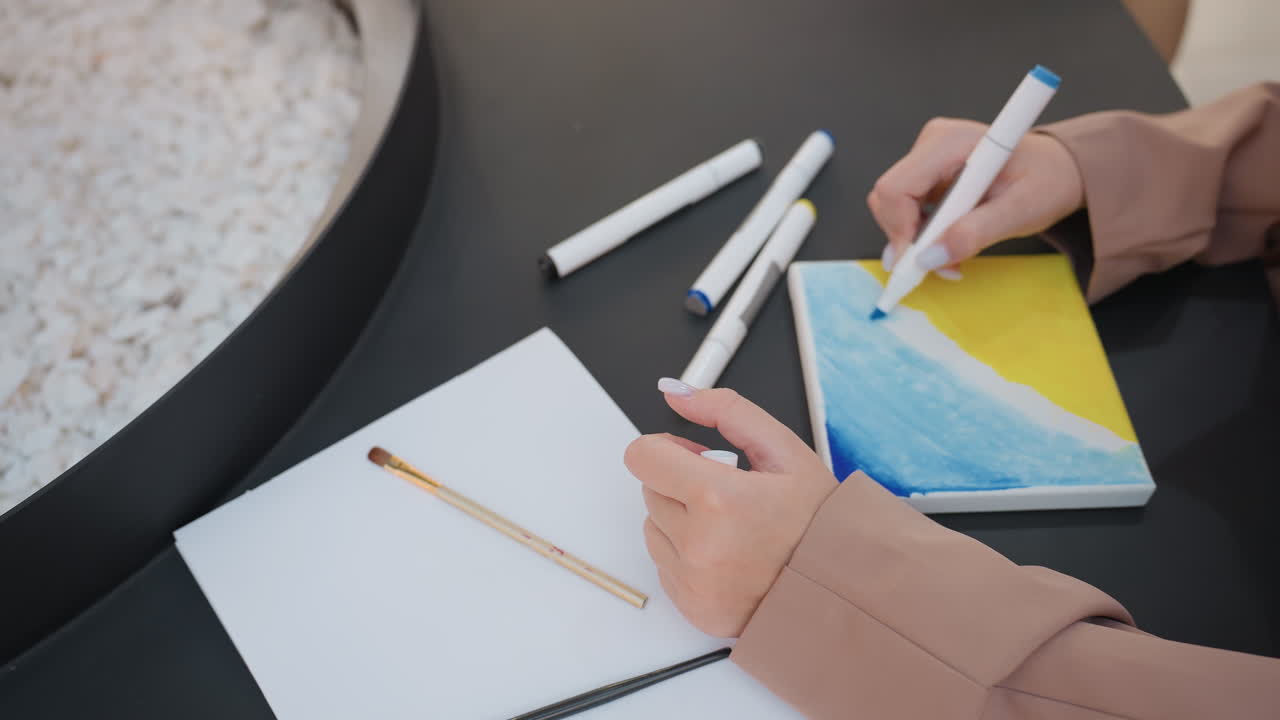 Representación creativa de trabajos manuales, retrato dinámico de escenas artesanales y artísticas vibrantes, ilustración que muestra actividades artísticas coloridas y animadas a través de detalladas creaciones hechas a mano