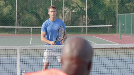 Diversos-Tenistas-Masculinos-Jugando-En-Una-Cancha-De-Tenis-Al-Aire-Libre-En-Cámara-Lenta