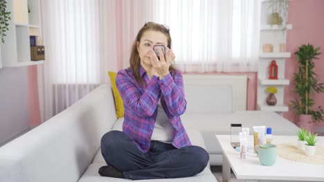 Mujer-Depilándose-Las-Cejas-Con-Pinzas.-Cuidado-Facial.