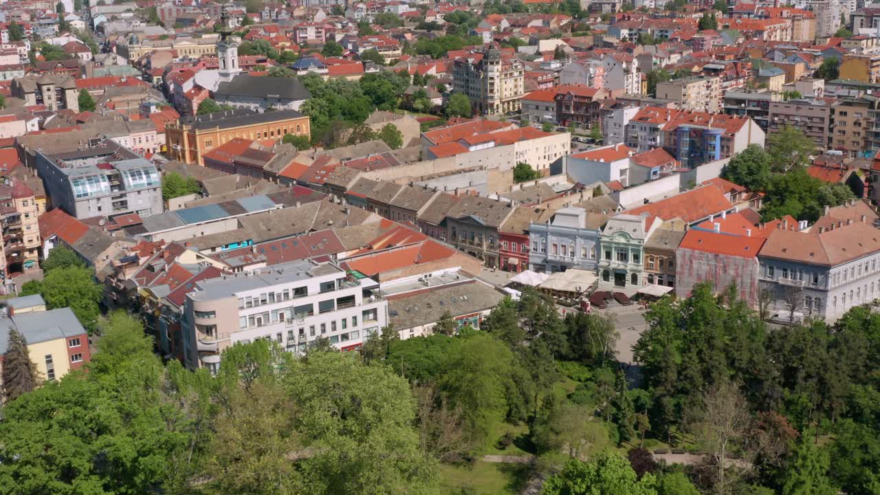 toma aérea sobre el parque danubio que se dirige suavemente hacia la catedral de san jorge en novi sad, serbia