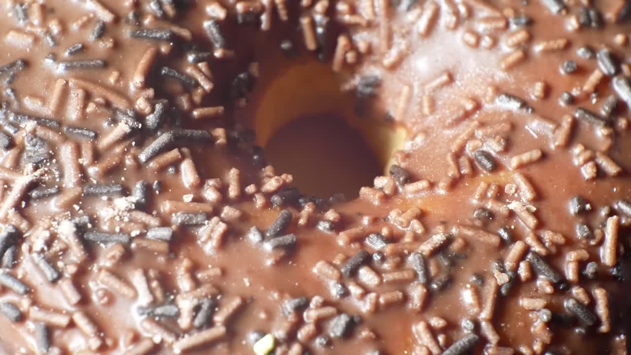 delicioso glaseado donut casero sabroso caramelo rociado coberturas comida dulce primer plano