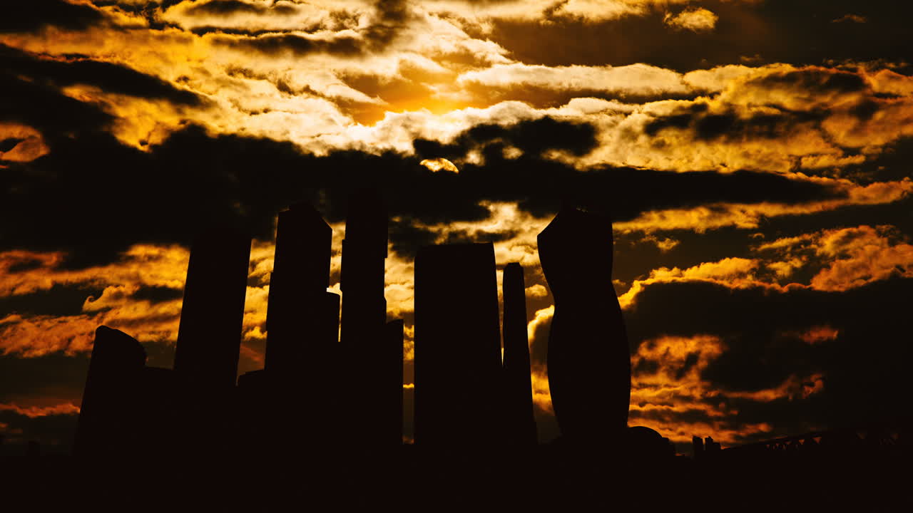 Silhouette dello skyline cittadino al tramonto/all'alba con nuvole suggestive