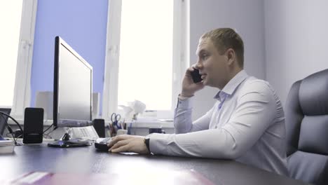 hombre de negocios en una llamada telefónica en su escritorio