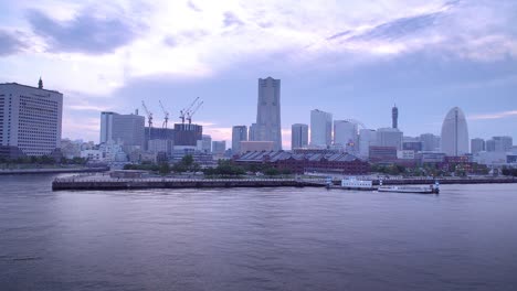 la bahía de yokohama al anochecer