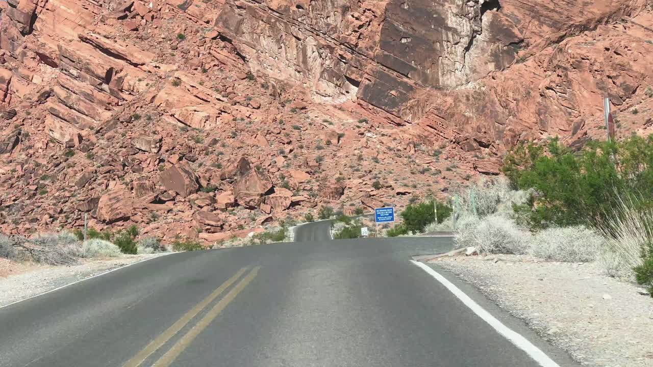 로드 트리오  ⁇ 리 오브 파이어 모하베 사막 네바다  ⁇ 은 모래석 언덕과 푸른 식물