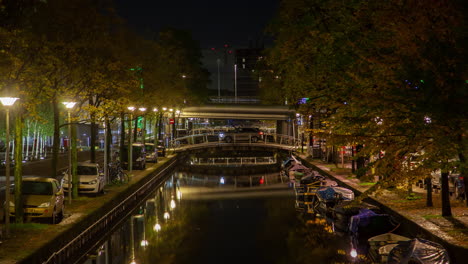 Den-Haager-Stadtkanal-Herbstnacht