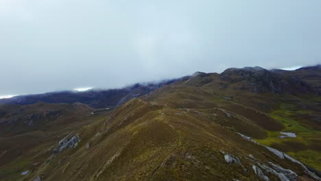 Toma-Aérea-De-Drones-FPV-En-Las-Montañas-De-Los-Andes-De-América-Del-Sur.