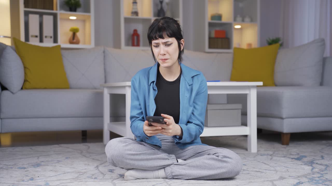 전화로 나쁜 소식을 받은 젊은 여성.