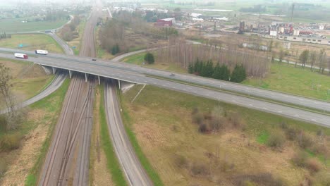 Puente-De-Carretera-Sobre-Ferrocarril,-Vista-Aérea-De-Drones