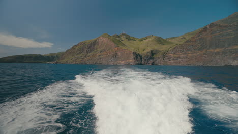 Estela-De-Barco-Con-Pintorescos-Acantilados-Montañosos-De-Madeira,-Olas-Detrás-Del-Yate