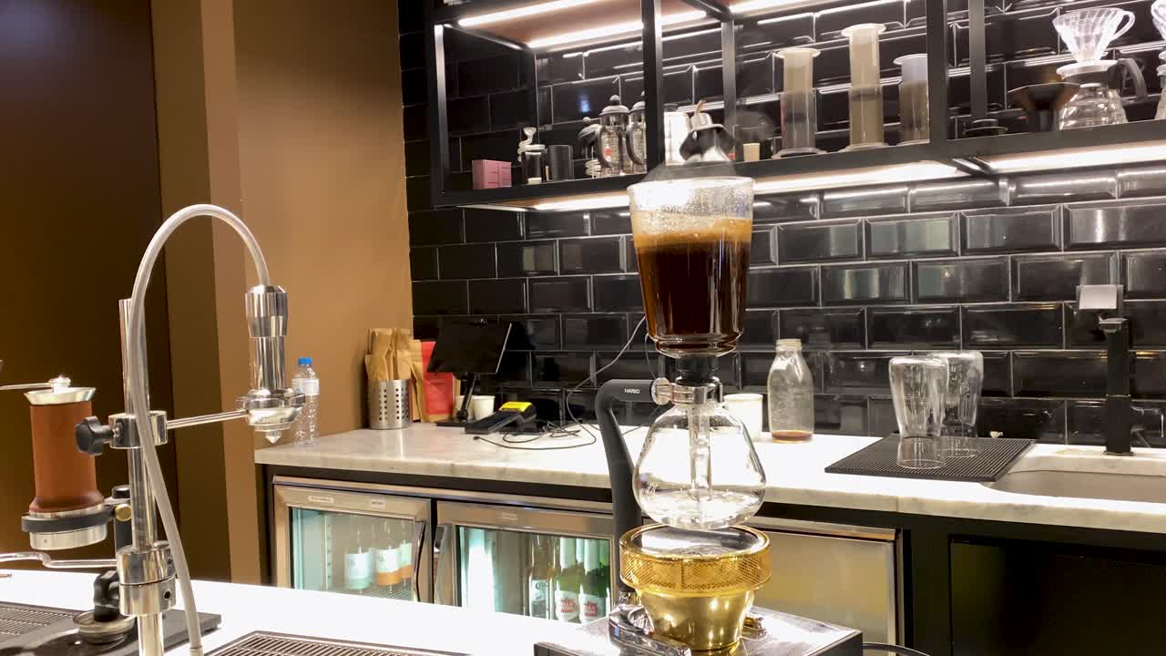 진공 커피로 독특한 커피 제조법을 경험하십시오.