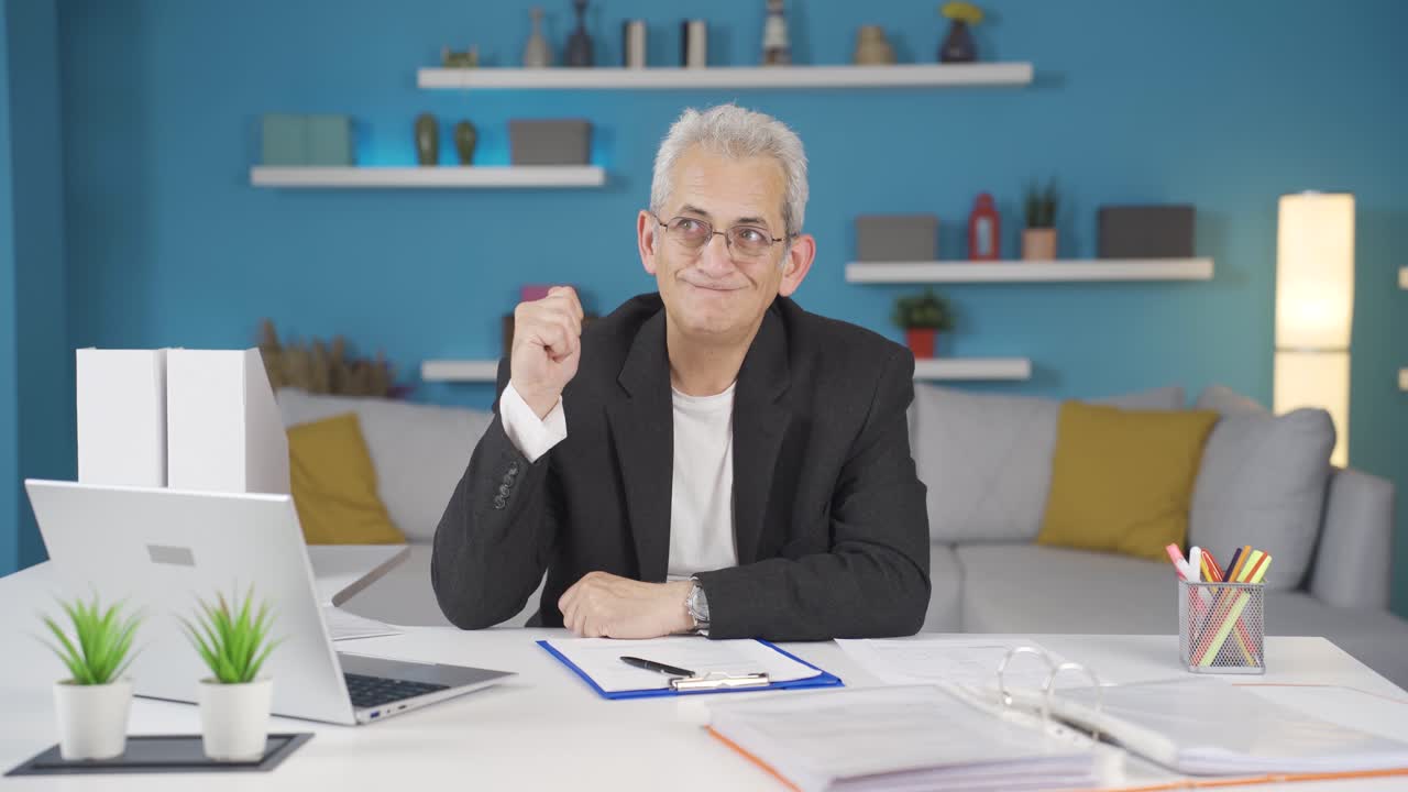 trabajador de oficina en casa, hombre que piensa creativamente.