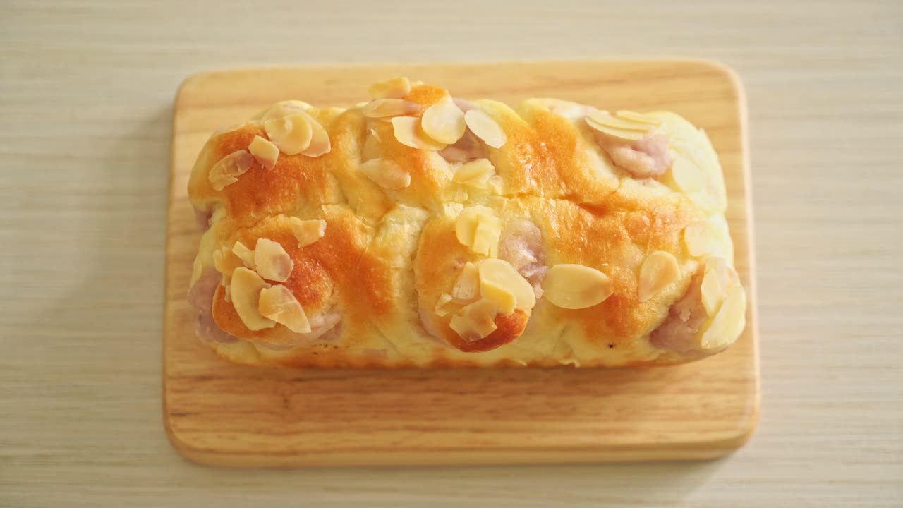 나무 판 에 맛있는 타로 토스트  ⁇