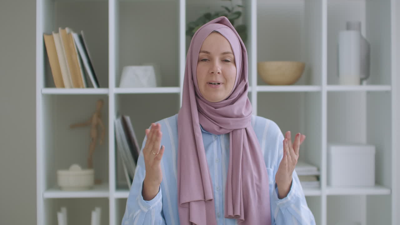 자신감 있는 젊은 인도 무슬림 사업가 히자브를 입고 말 카메라를 봐 이슬람 아랍 여자가 웹캠으로 이야기 비디오 컨퍼런스 통화 직업 인터뷰 레코드 웨비나 온라인 프레젠테이션 사무실에서