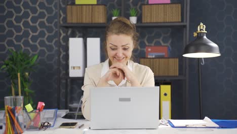 Mujer-De-Negocios-Viendo-Buenos-Resultados-En-La-Computadora-Portátil.