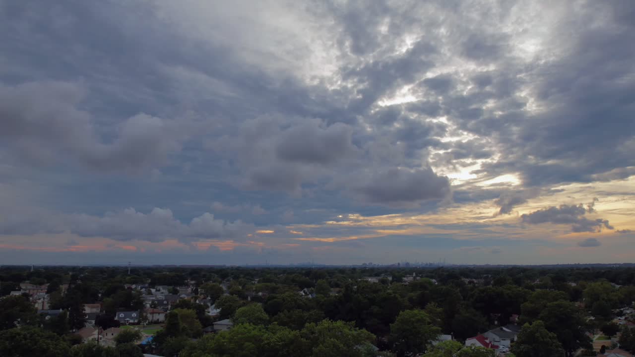un lapso de tiempo aéreo sobre un barrio residencial en long island, nueva york, que fue filmado en un día nublado al atardecer