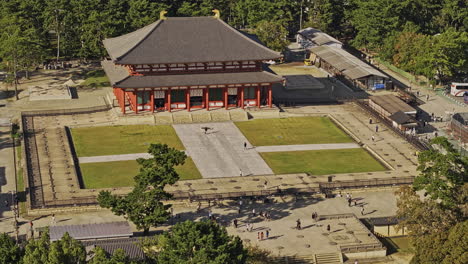 Nara,-Japan,-Luftaufnahme-V5,-Gezoomter-Überflug-über-Noboriojicho,-Der-Den-Innenhof-Eines-Traditionellen-Japanischen-Buddhistischen-Tempels,-Den-Kulturkomplex-Und-Die-Aussicht-Auf-Die-Stadt-Einfängt-–-Aufgenommen-Mit-Mavic-3-Pro-Cine-–-Oktober-2023