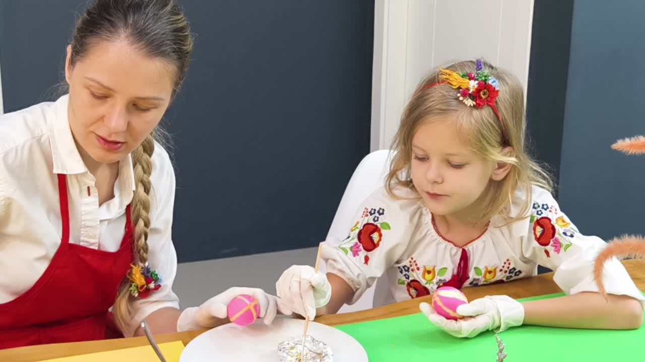 madre e hija decorando huevos de pascua
