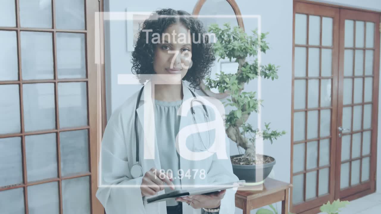 анимация элементов над двухрасовой женщиной-доктором