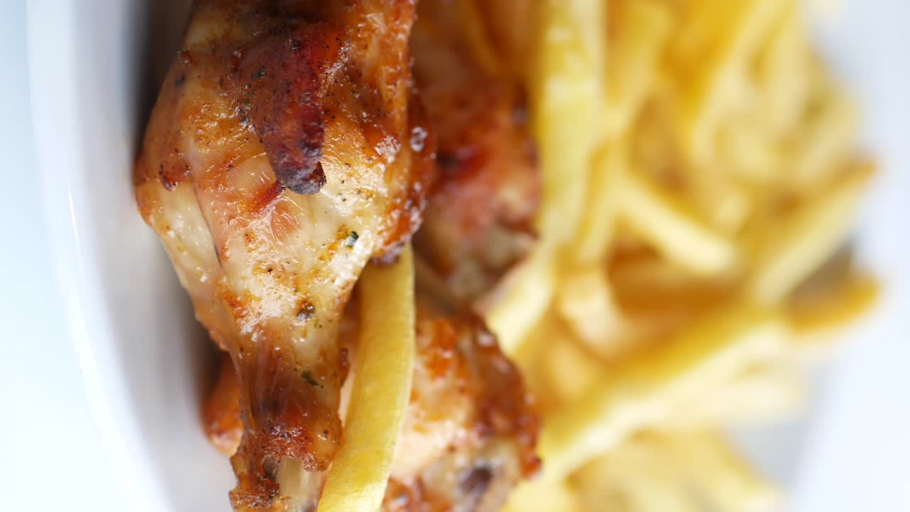 alitas de pollo y papas fritas