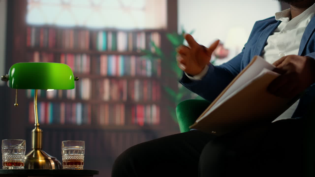 dos agentes de espionaje revisando documentos confidenciales en una elegante biblioteca.