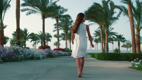 Chica-Guapa-Relajándose-En-El-Parque-De-Palmeras.-Mujer-Joven-Caminando-En-El-Jardín.