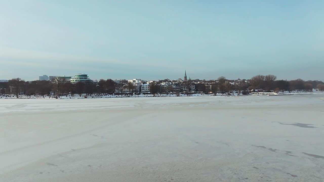 Luftfoto af den vinterlige, frosne Aussenalster i Hamborg dækket af kraftig sne