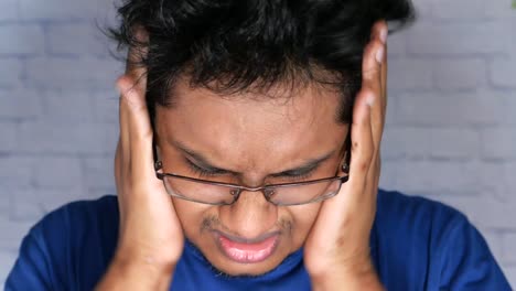 hombre que sufre de dolor de cabeza o estrés