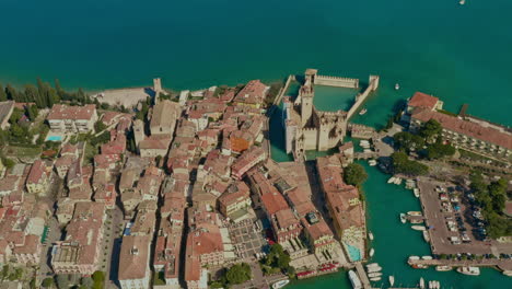 Drohnenschuss-über-Schloss-Sirmione,-Gardasee,-Italien