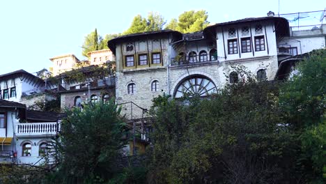 Traditionelle-Steinhäuser-Von-Gjirokastra-Mit-Schöner-Architektur-Von-Balkonen-Und-Fenstern