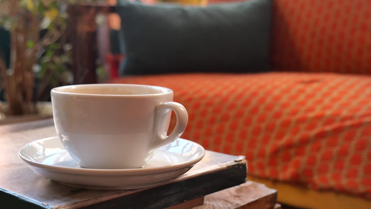 本の上に置かれたコーヒーカップ